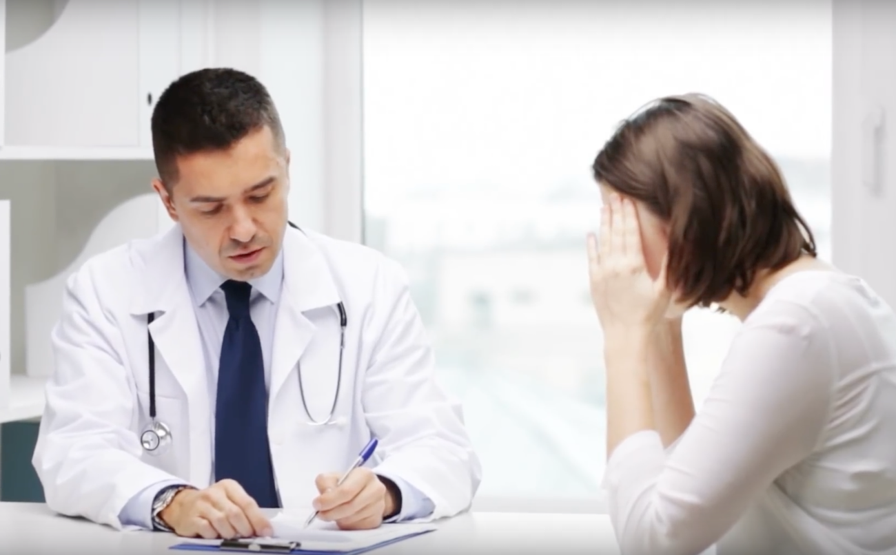 Arzt im Gespräch mit Patient - hat der Arzt einen Fehler begangen?